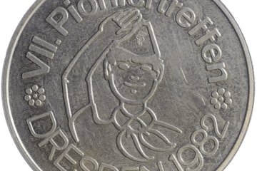 Eine Medaille, geprägt für das Pioniertreffen 1982 Dresden