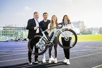 4 Menschen halten ein Rennrad von Canyon in der Hand 