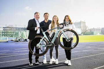 4 Menschen halten ein Rennrad von Canyon in der Hand 