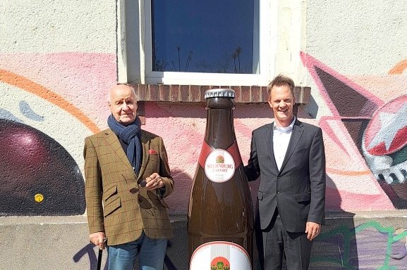 Der erste Würdenträger am „Walk of Fans“: Freiherr Wolf Dietrich Speck von Sternburg (l.) mit Marketingleiter Martin Zapf