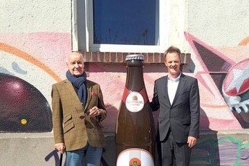 Der erste Würdenträger am „Walk of Fans“: Freiherr Wolf Dietrich Speck von Sternburg (l.) mit Marketingleiter Martin Zapf
