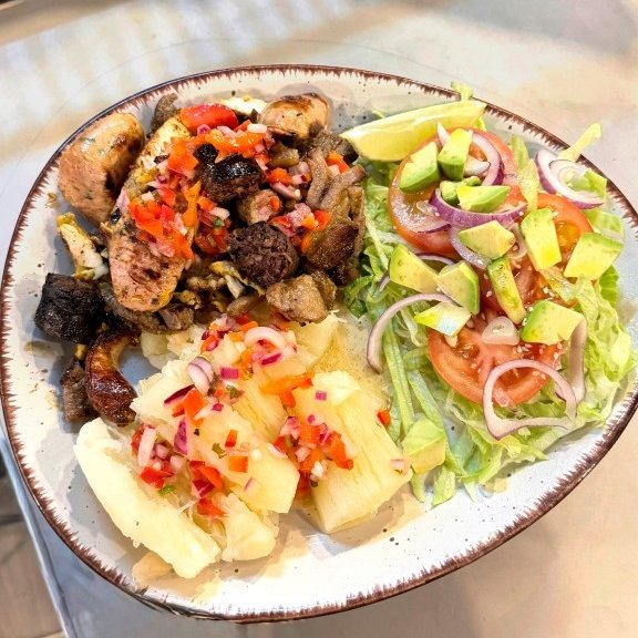 Venezolanische Spezialitäten mit Arepas, Kochbananen und Fleisch
