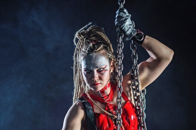 Rebekka Spiegel zeigt Kunststücke an einer schweren Metallkette