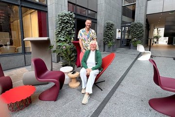Martina und Toni Stadler, hier mit einigen Panton- Ikonen, freuten sich beim Event über rund 200 Gäst