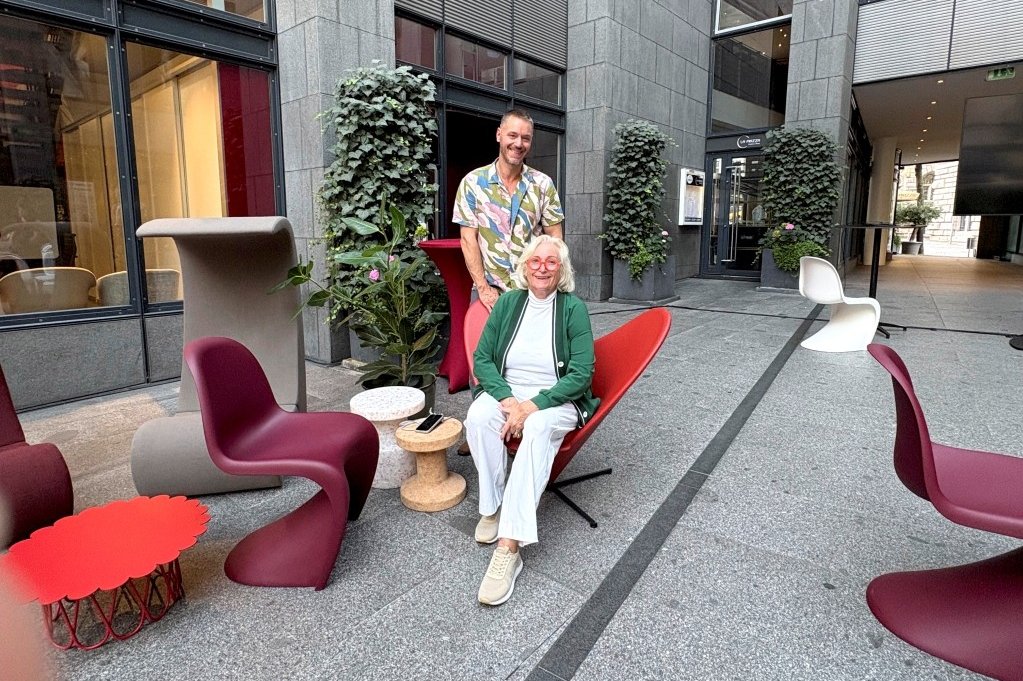 Martina und Toni Stadler, hier mit einigen Panton- Ikonen, freuten sich beim Event über rund 200 Gäst