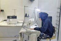 Noah Schumann kreiert in seinem Atelier einzigartige Kleidungsstücke