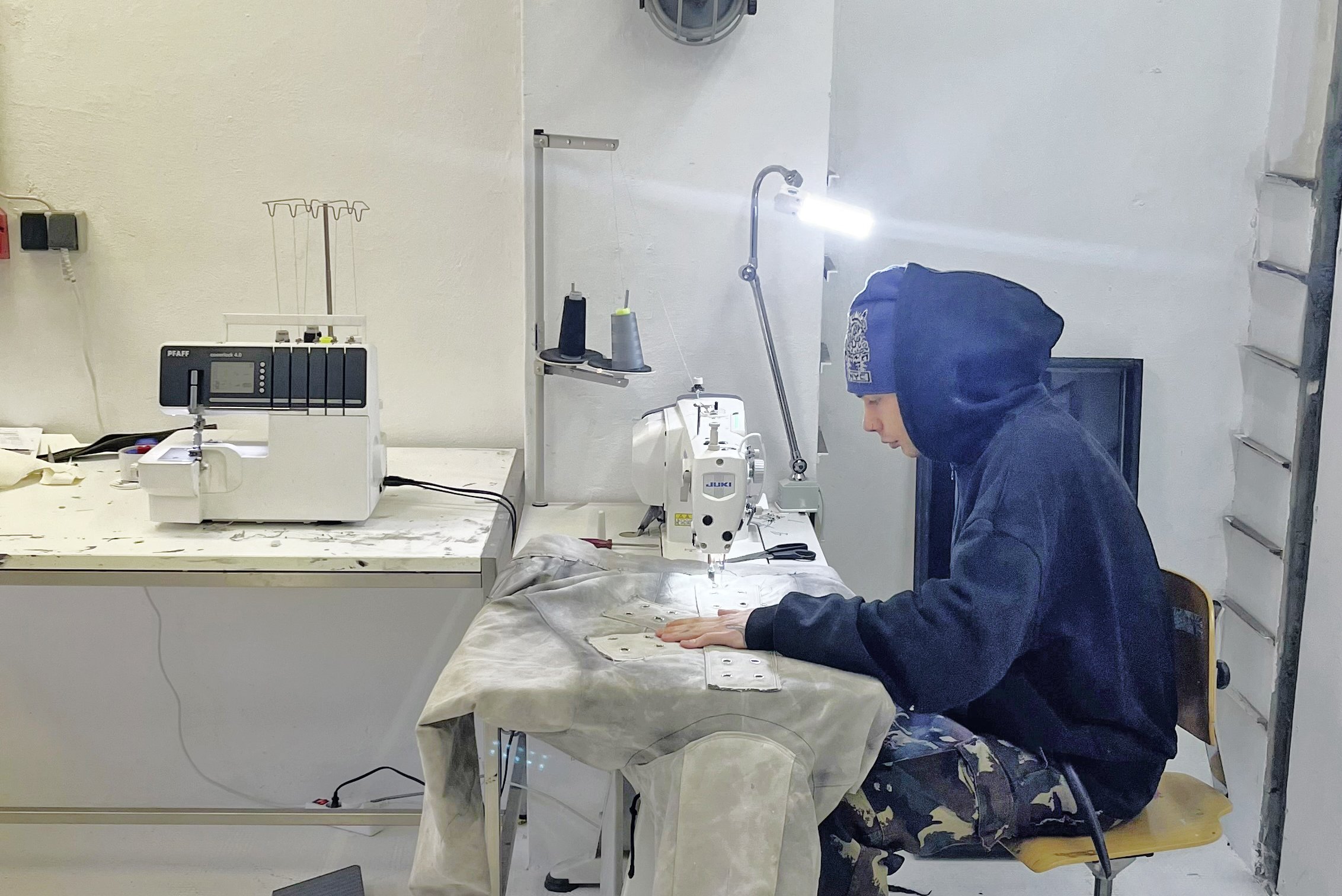 Noah Schumann kreiert in seinem Atelier einzigartige Kleidungsstücke