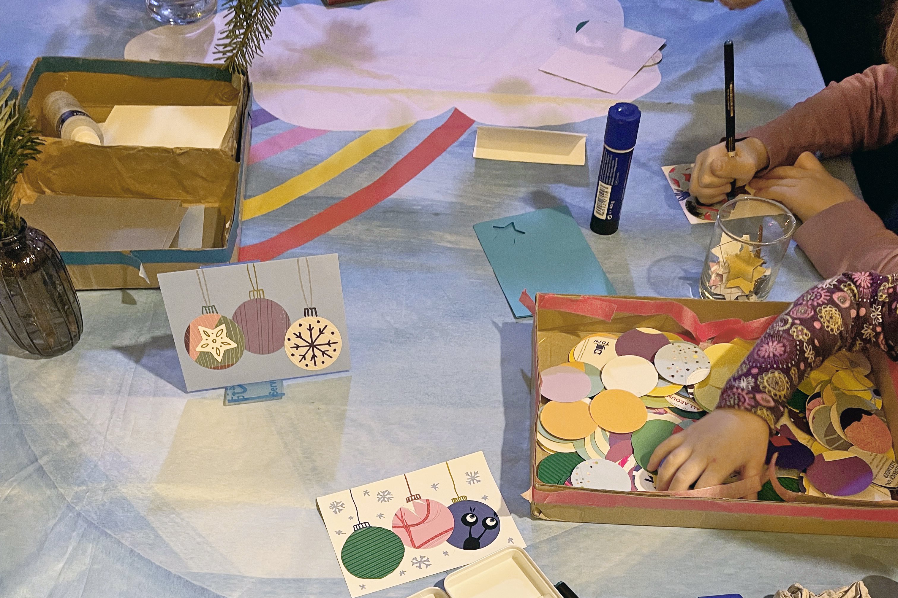 Bunte Bastelstation beim offenen Familienangebot „Play & Connect“ im TDJW