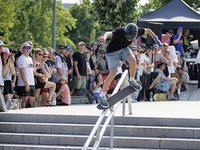 junger Skateboarder auf der Rampe 