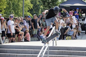 junger Skateboarder auf der Rampe 