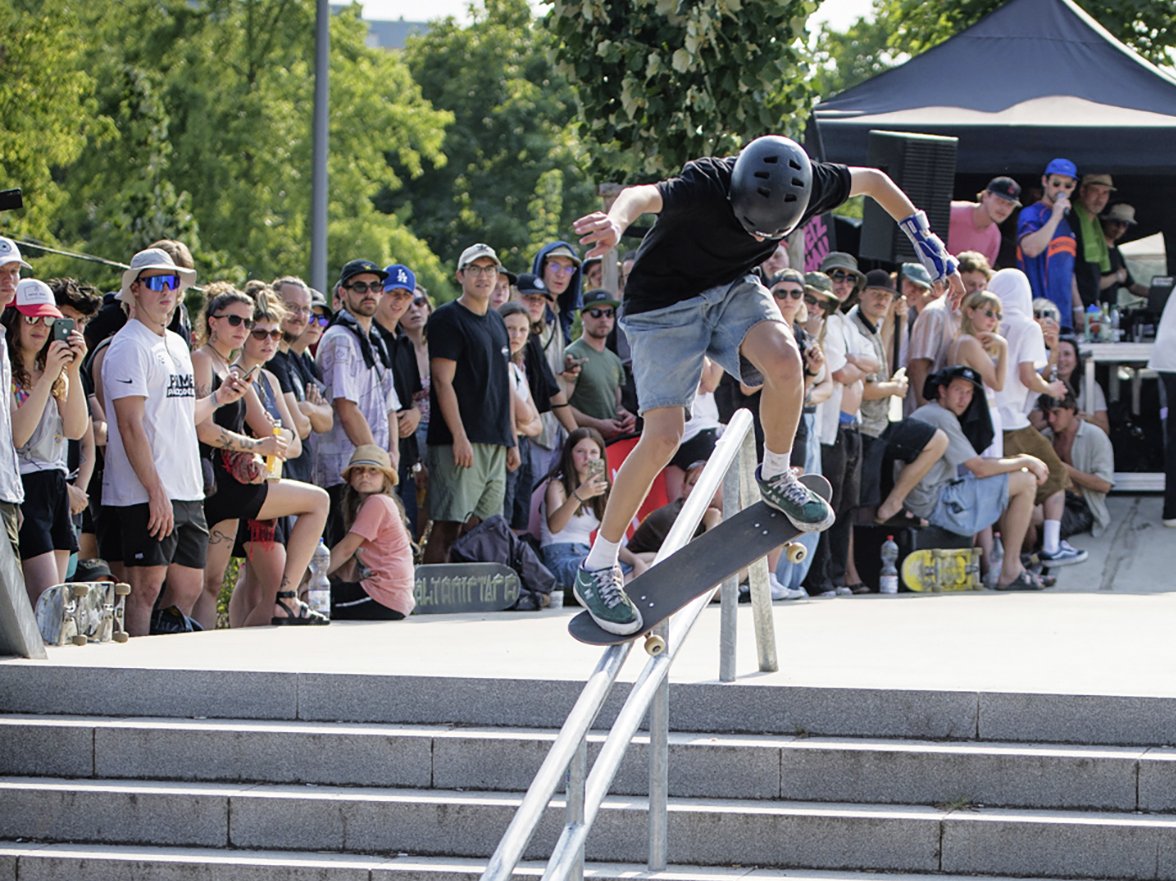 junger Skateboarder auf der Rampe 