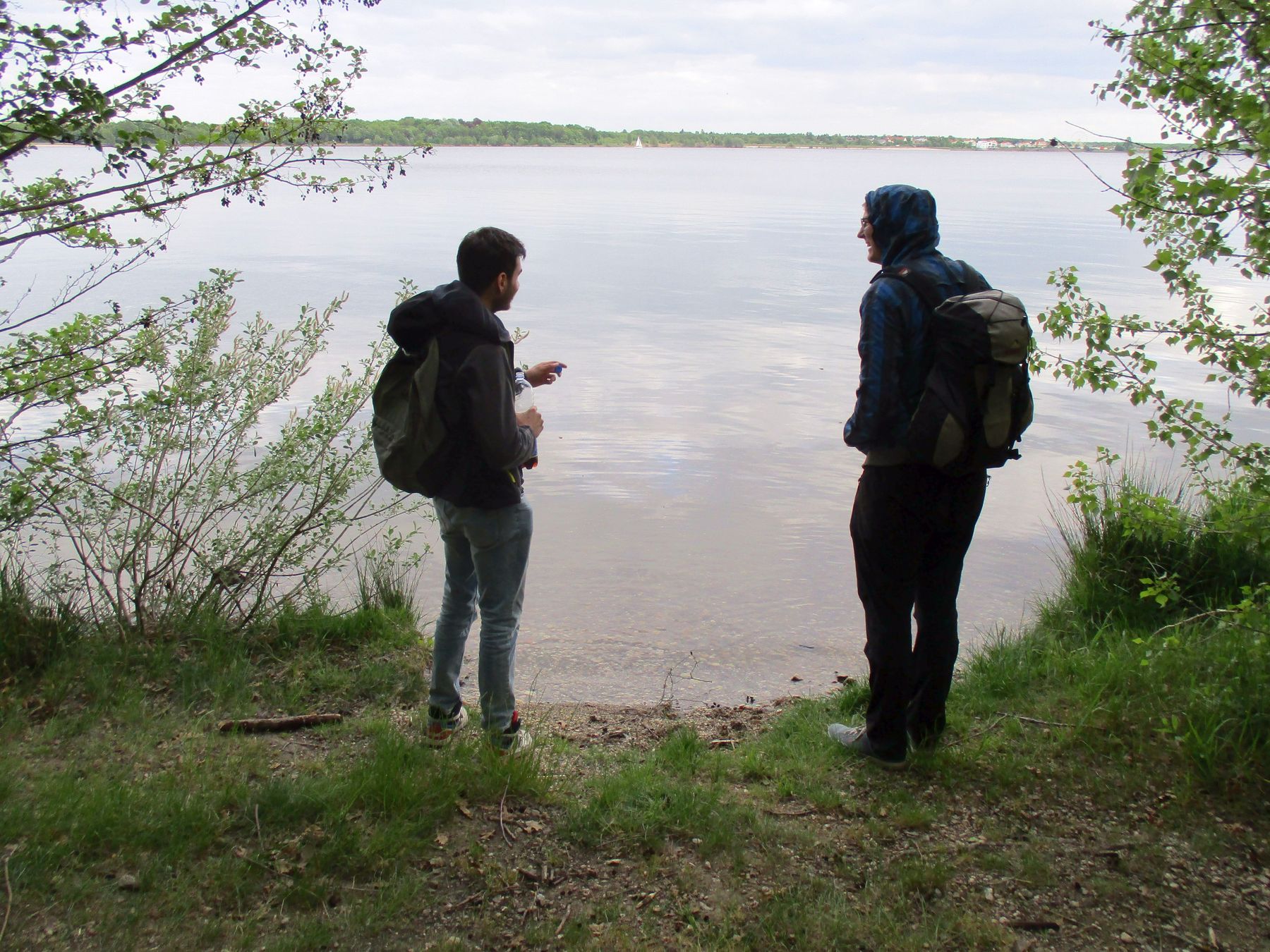 Zwei Männer am Ufer eines Sees