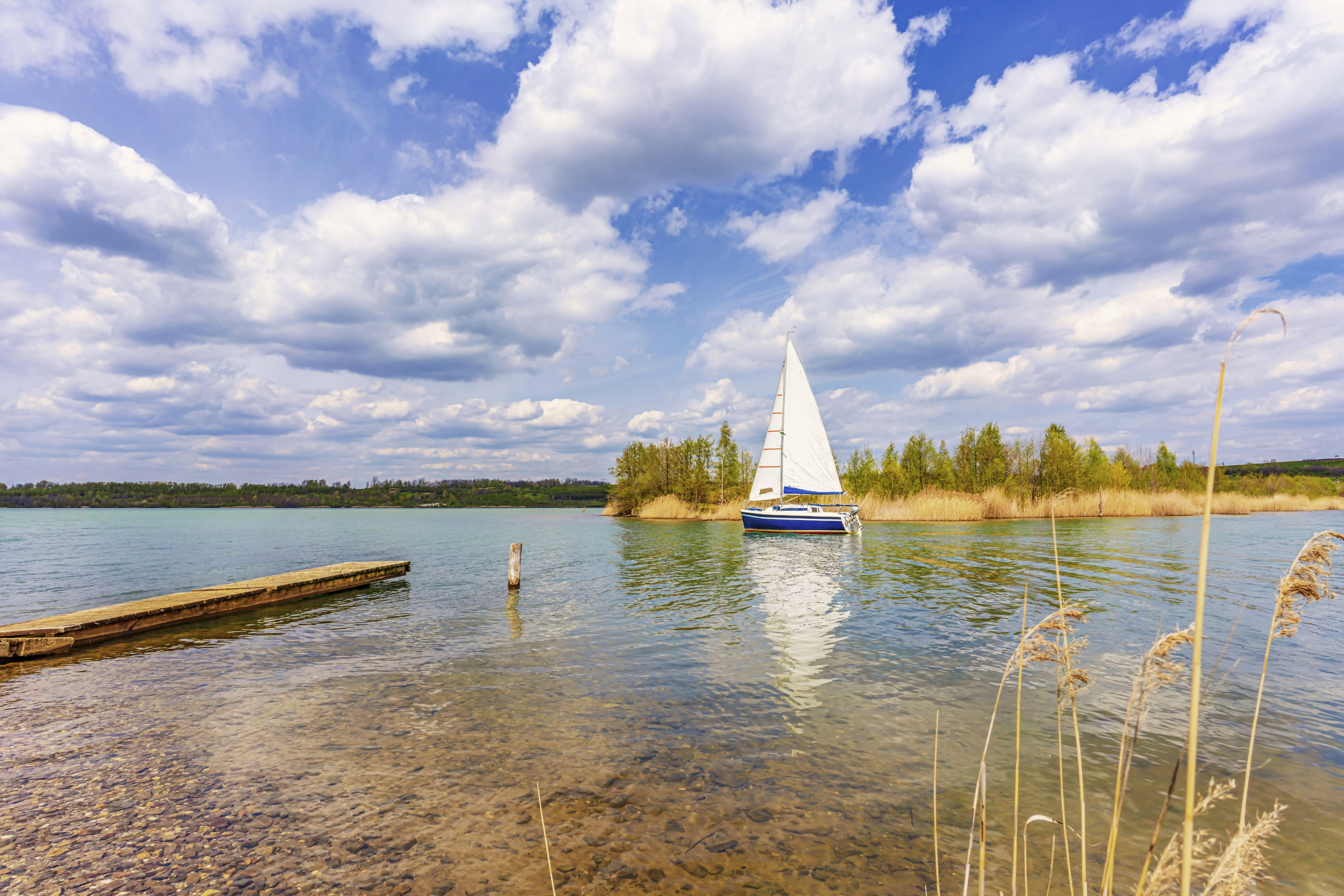 Ein Segelschiff auf einem See
