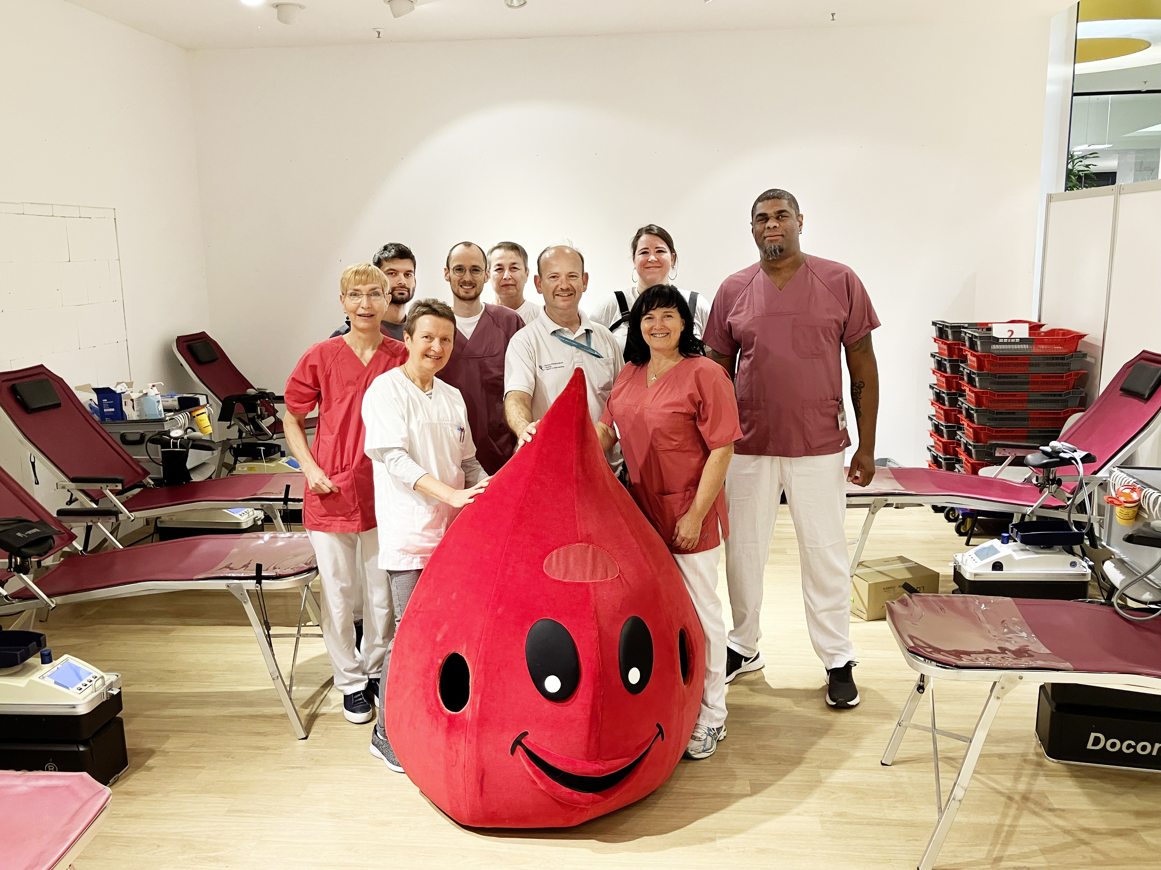 Das Team des Universitätsklinikums Leipzig bei der Blutspendeaktion im Paunsdorf Center