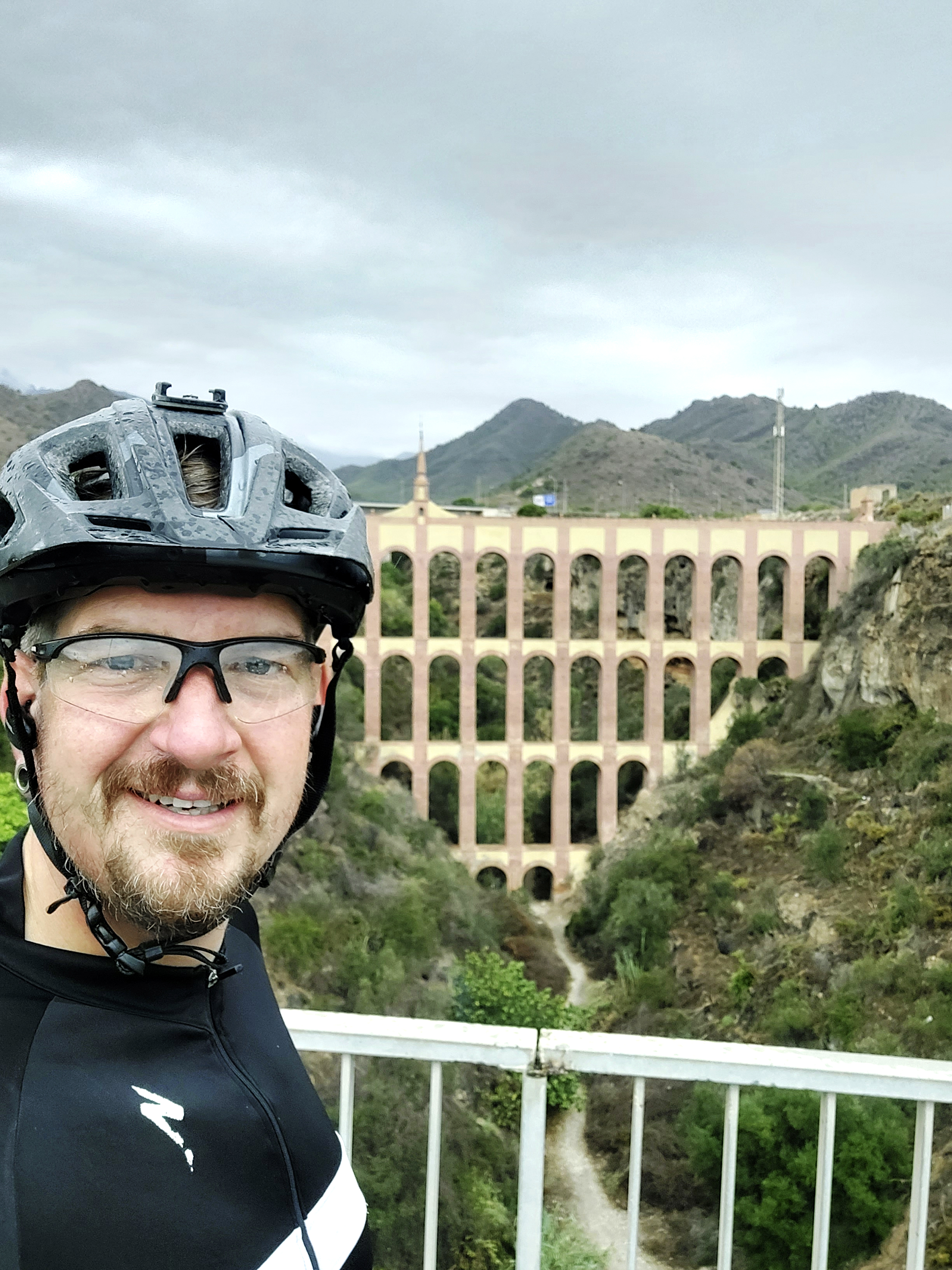 Selfie von Lars Uhlemann im Hintergrund Berge und ein Aquädukt 