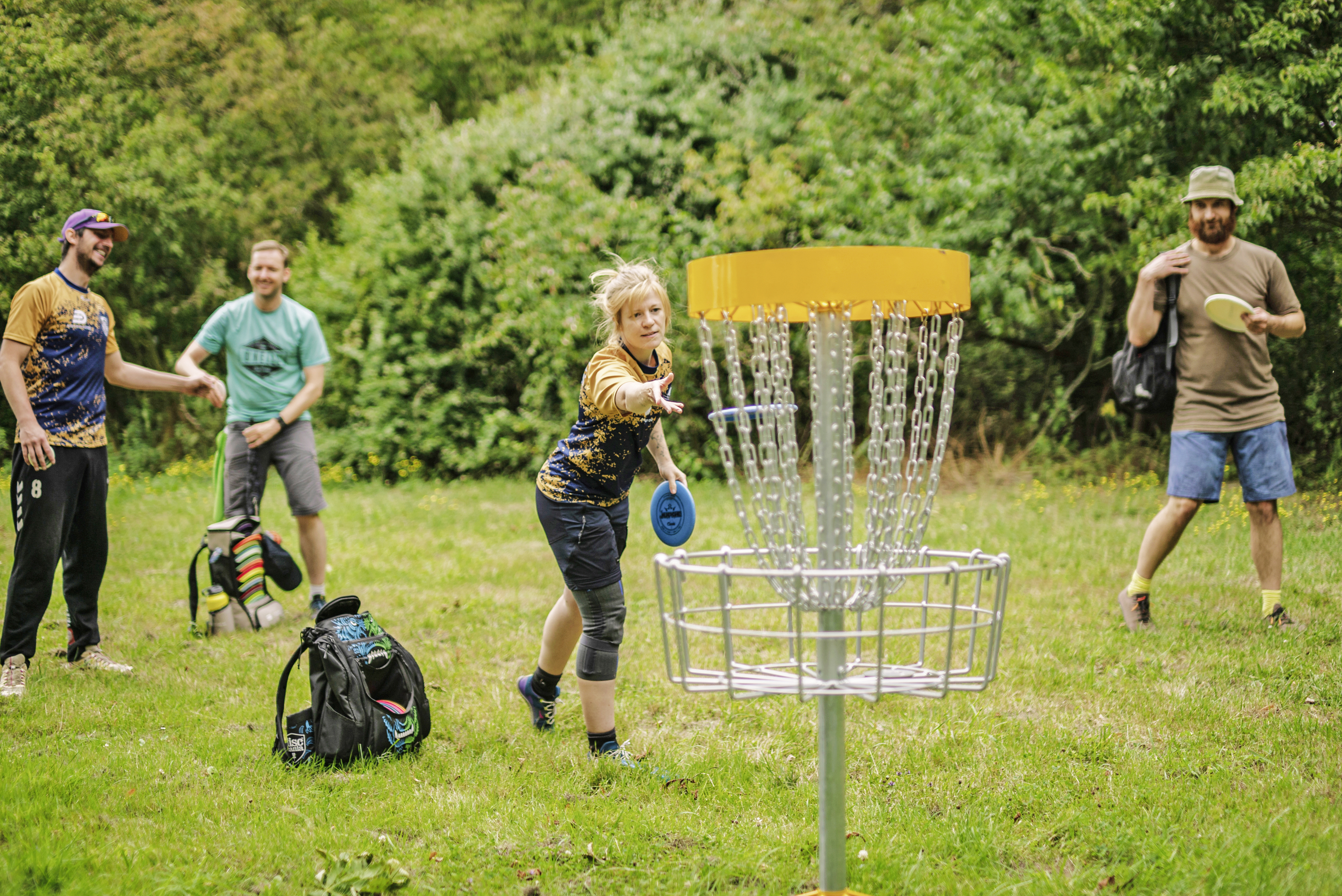 zusehen ist ein Mensch der eine Frisbee in einen Golfkorb wirft 