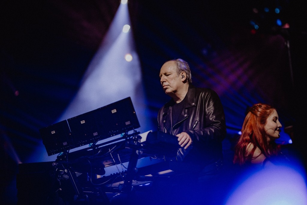 Hans Zimmer live in Leipzig 2025 an den Synthesizern während The Next Level-Tour in der QUARTERBACK Immobilien ARENA, Foto: Frank Embacher