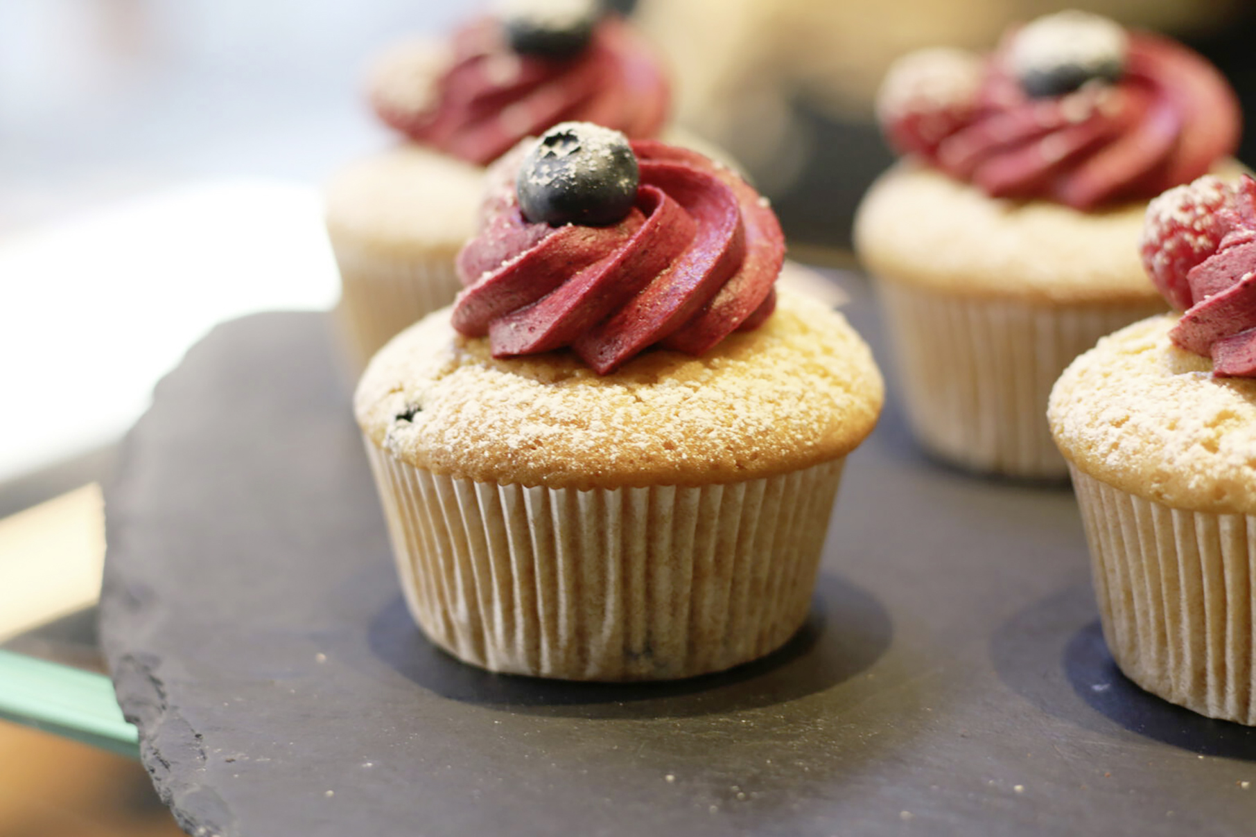 ein Ruffin mit rotem topping 