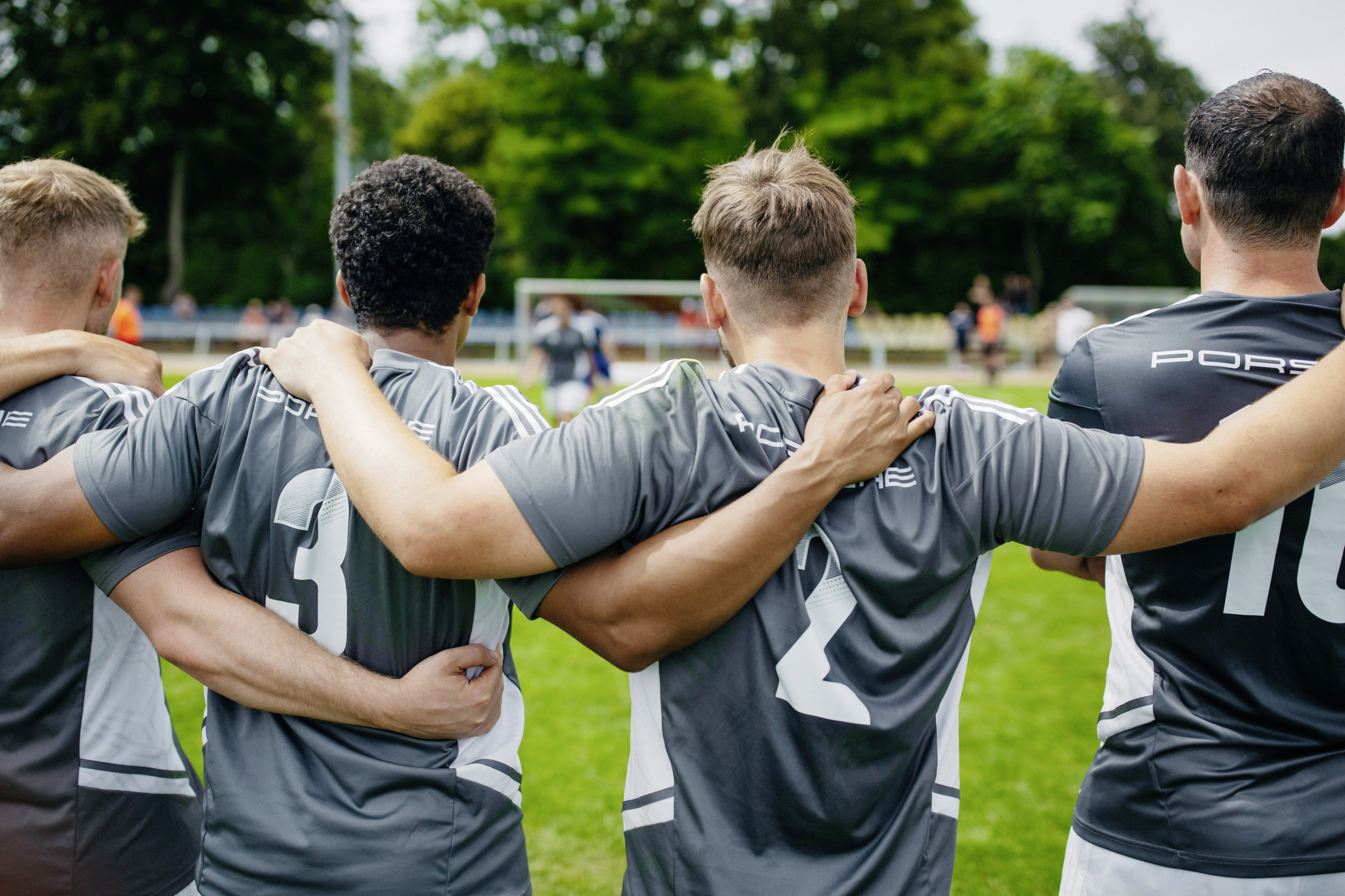 Gemeinsam für den guten Zweck: Das Porsche-Team beim Benefiz-Fußballturnier