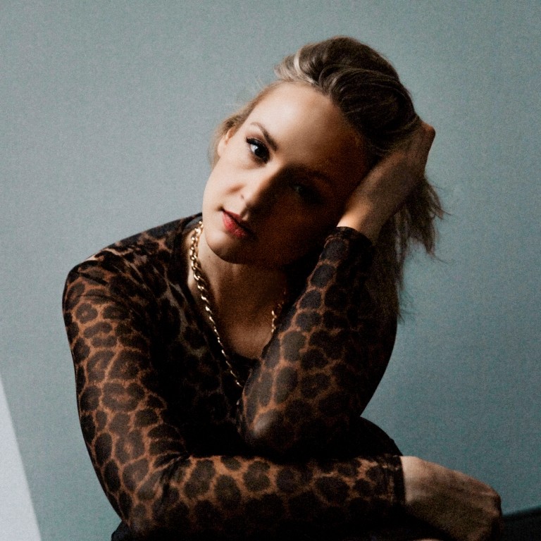 Leslie Clio präsentiert beim Opernball Soul zur Geisterstunde