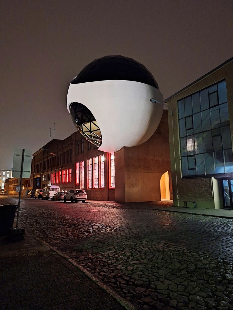 Heute Die 2020 eröffnete Niemeyer Sphere zählt zu den außergewöhnlichsten Bauwerken Leipzigs und ist schon von Weitem ein Blickfang. In acht Metern Höhe beherbergt die futuristische Kugel eine Kantine und eine flexibel nutzbare Eventlounge
