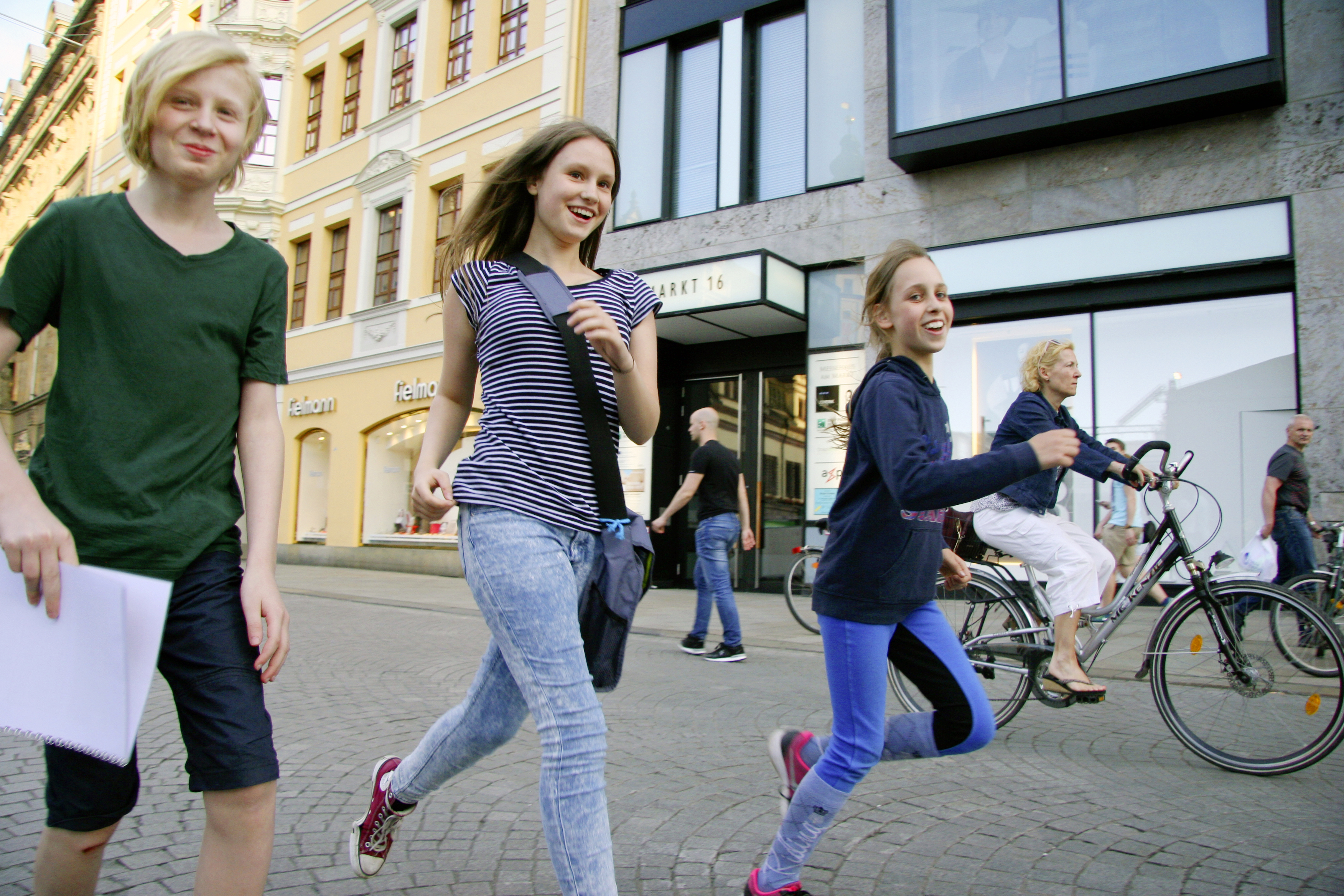 rennen Kinder durch die Stadt