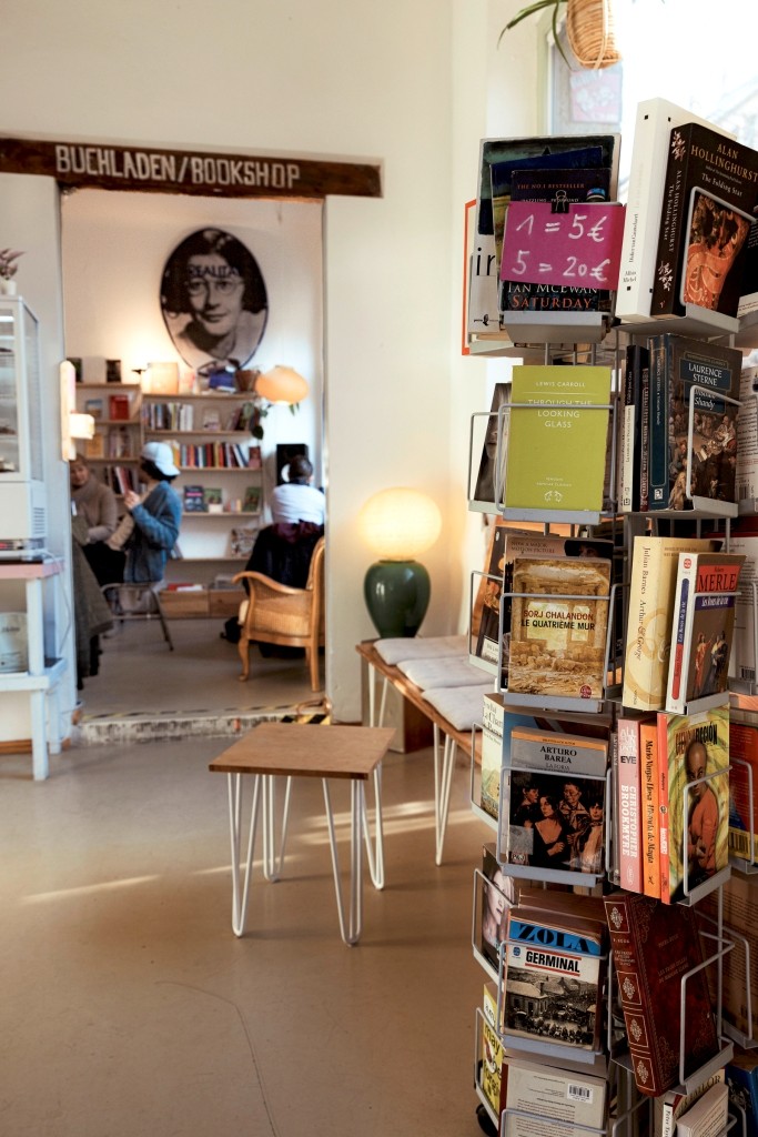 Bei Kaffee und Gebäck kann man in den Büchern stöbern