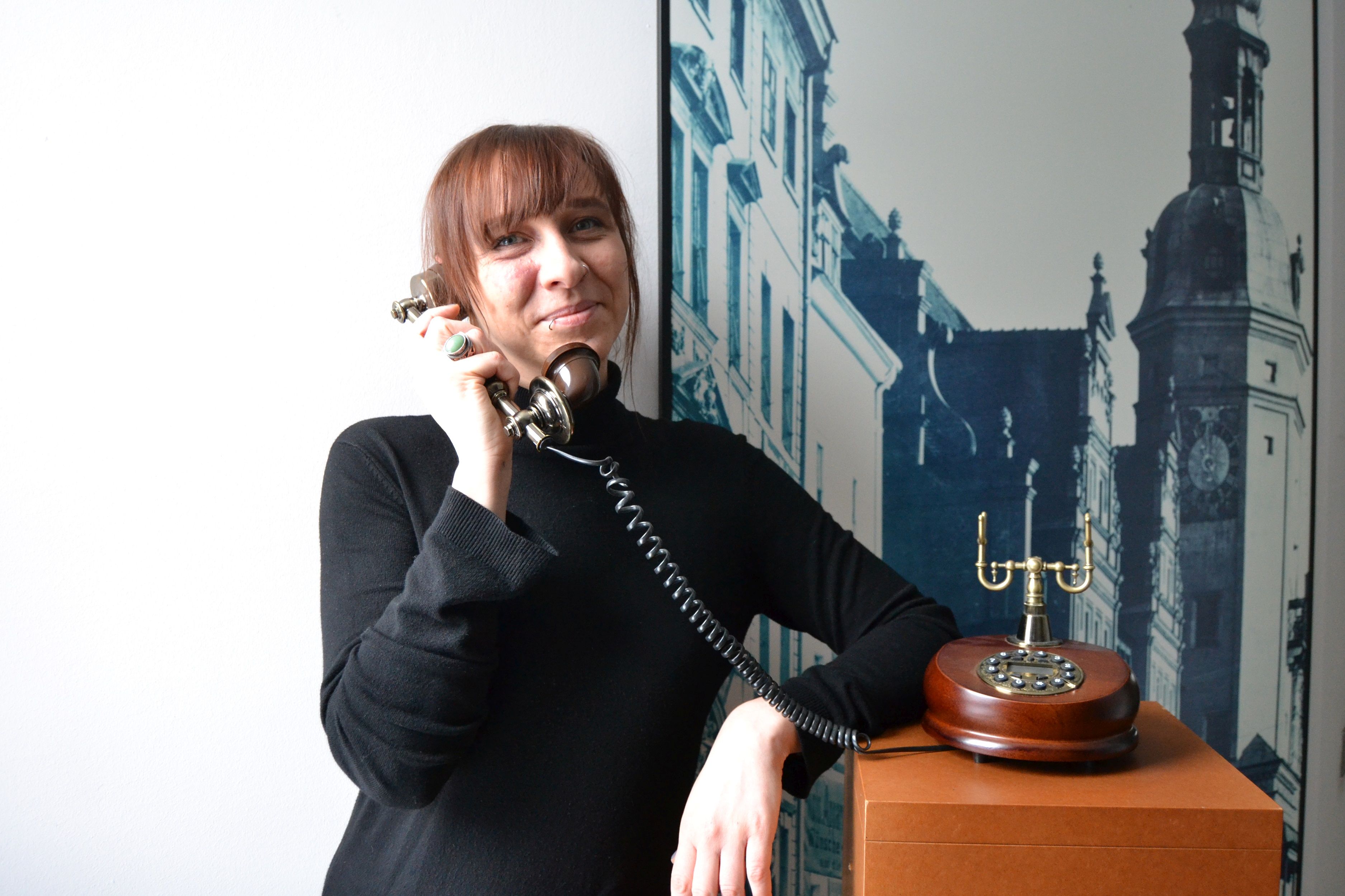 Frau Annemarie Riemer als Vermittlerin am Telefon
