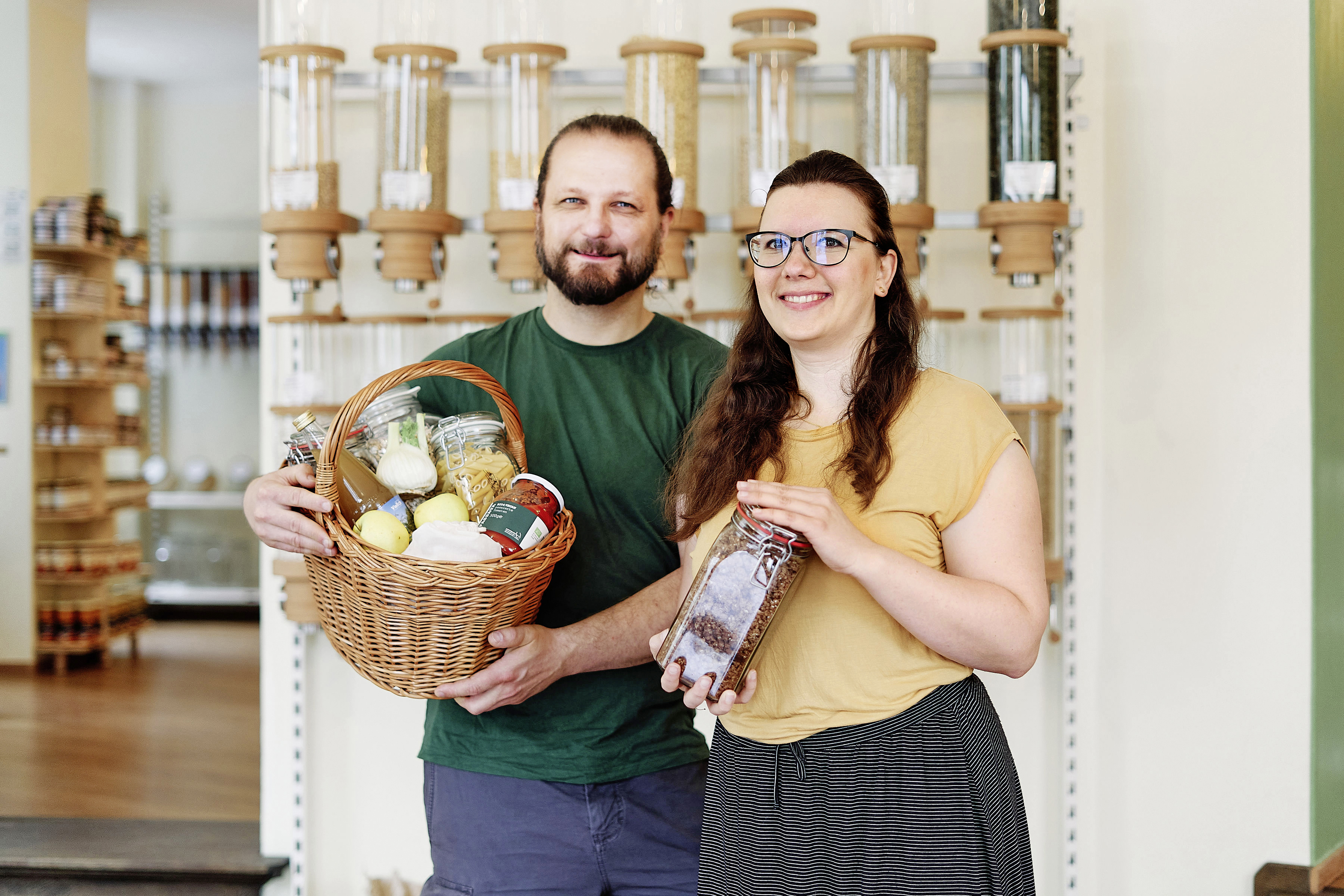 Portrait von Pierre Mischke und Christin Neubert. in den Händen halten sie Produkte aus ihrem Laden 