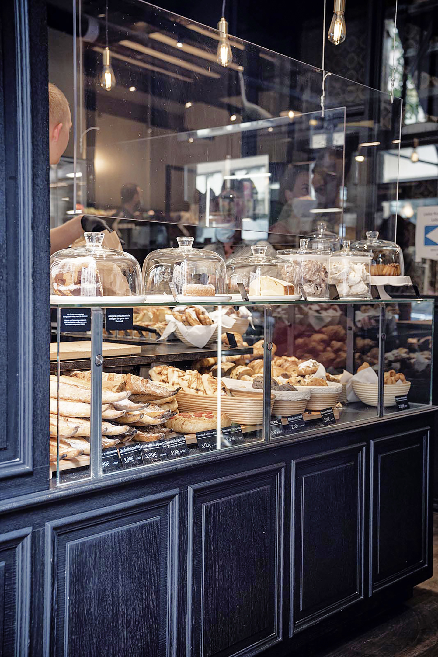 zusehen ein Blick in die Bäckerei, Baguette und Brötchen im Fester 